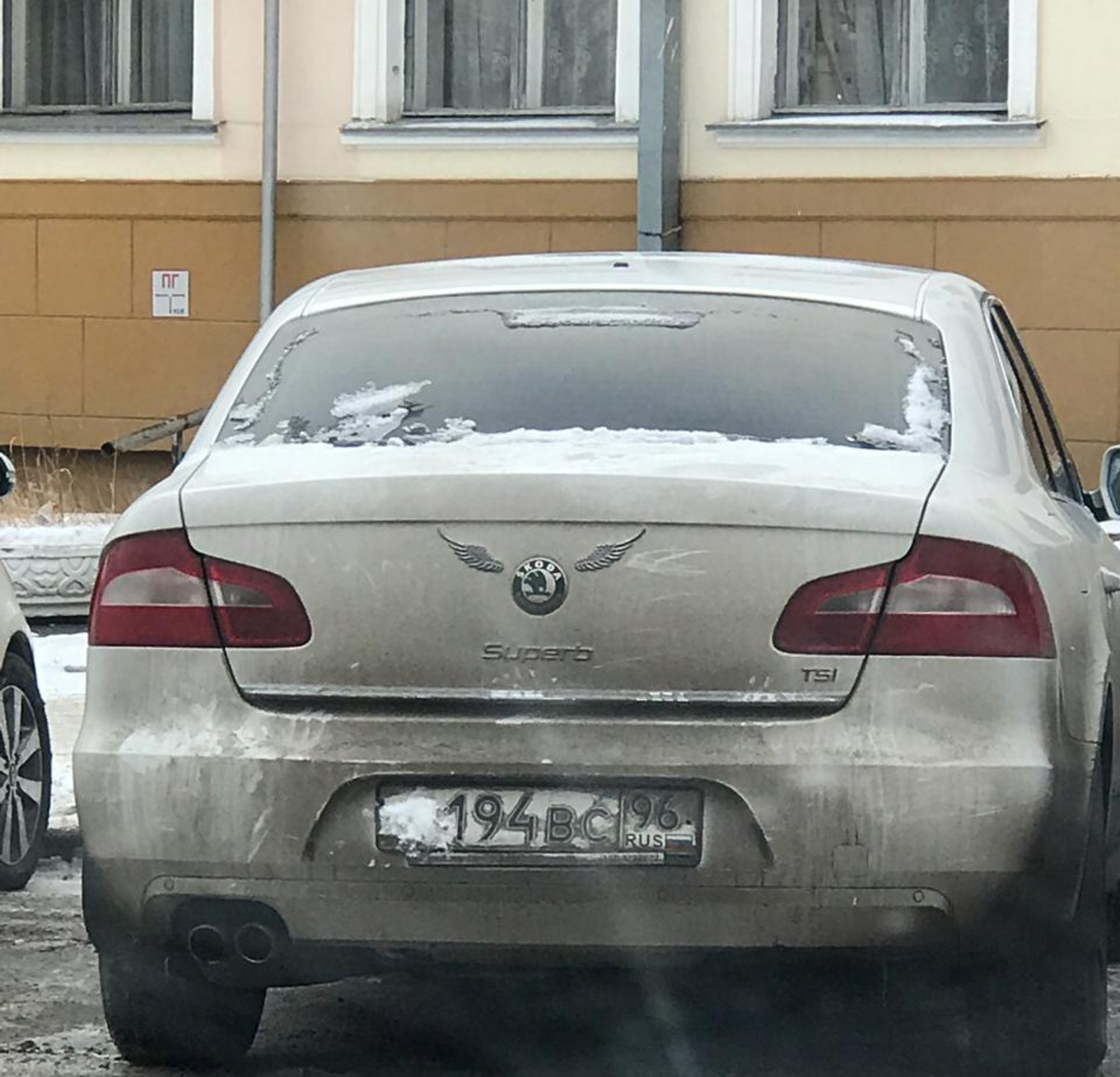 Уносят госномер с собой». Автомобилисты отказываются платить за парковку в  центре Екатеринбурга