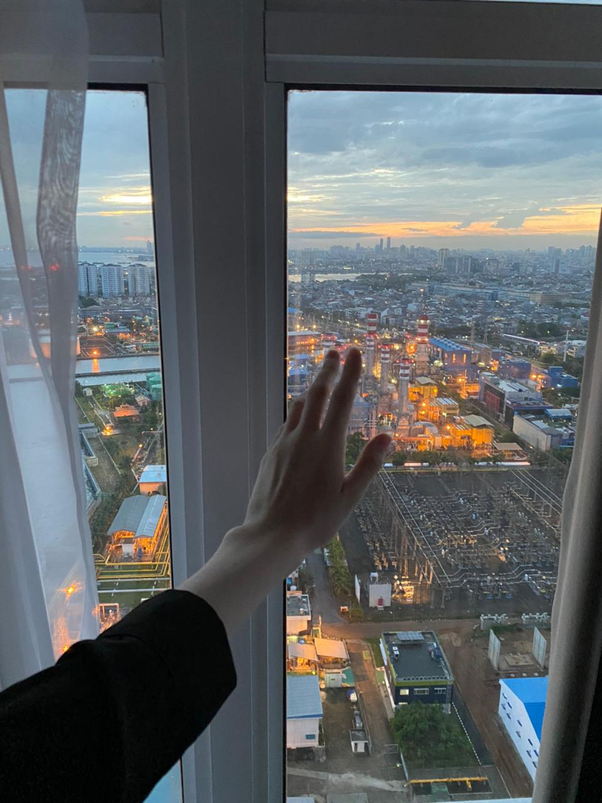 Вид из окон апартаментов уральской модели, где она теперь ждет эвакуацию на Урал. Вид из окон апартаментов уральской модели, где она теперь ждет эвакуацию на Урал.