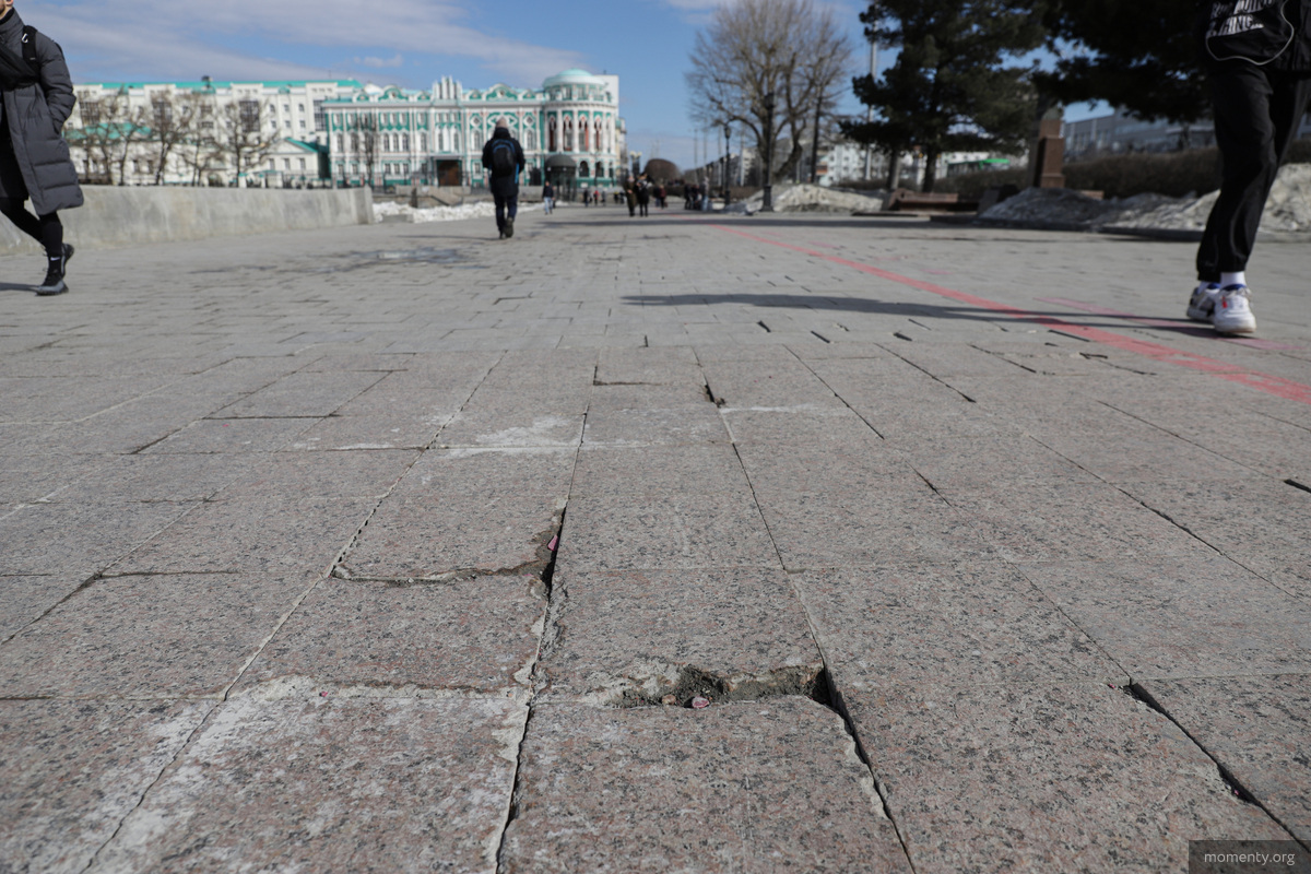 Со временем некоторые плитки разрушились по краям