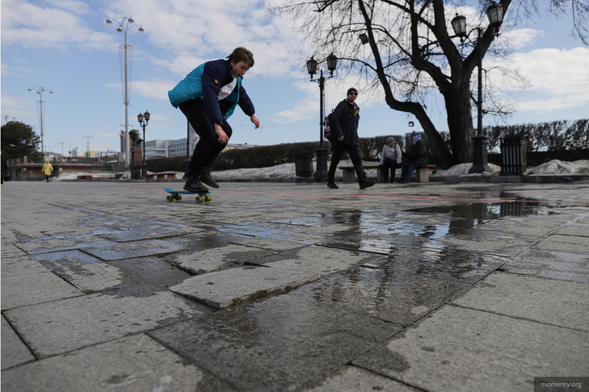 В тех плитках, которые частично провалились, появляются лужи