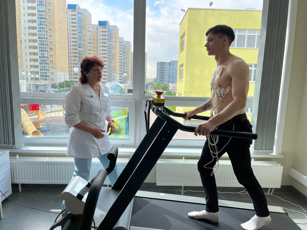 Кабинет кардиолога. Аппарат для выявления ишемической болезни сердца Кабинет кардиолога. Аппарат для выявления ишемической болезни сердца