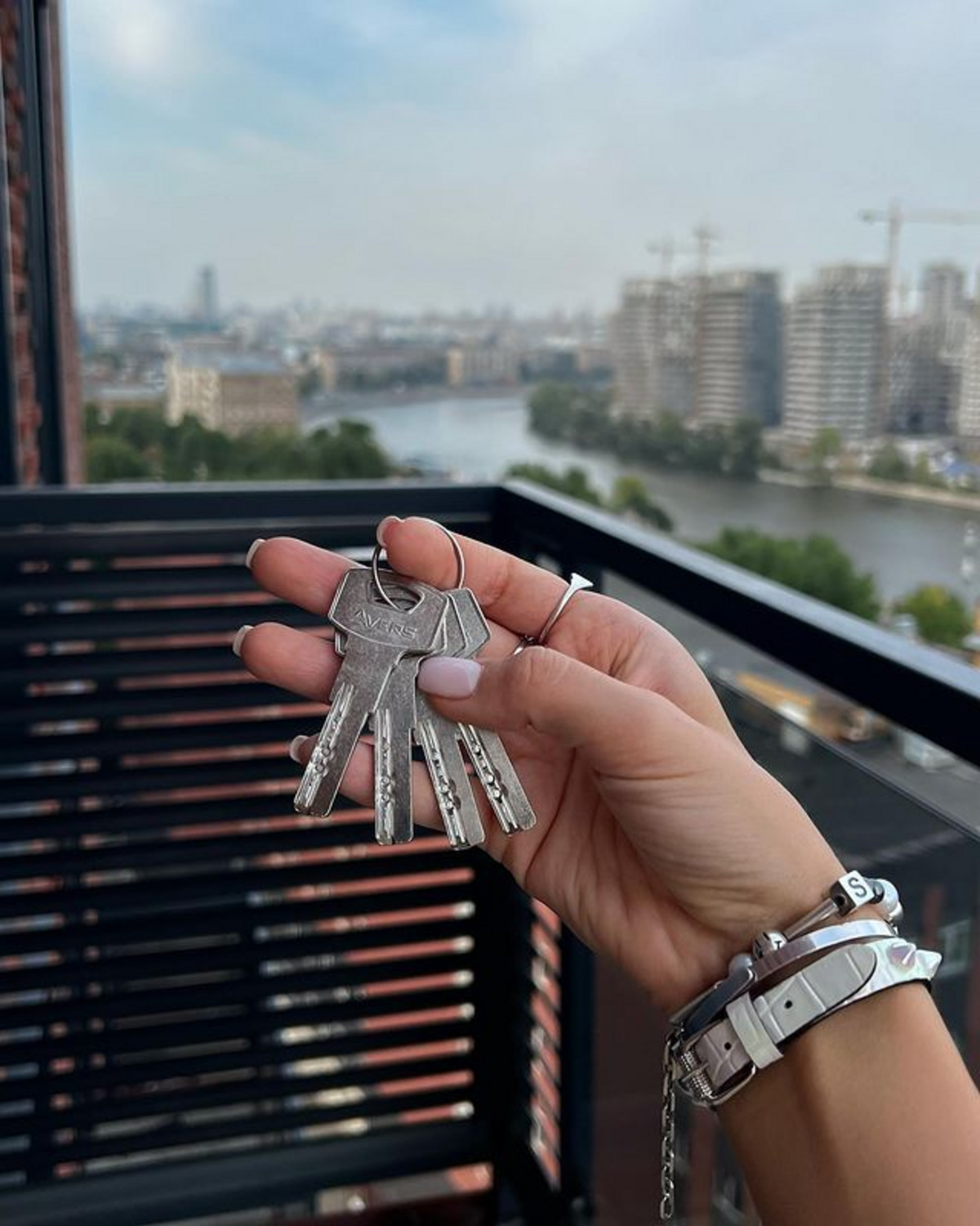 Клава Кока похвасталась новой квартирой в центре Москвы и Мерседесом