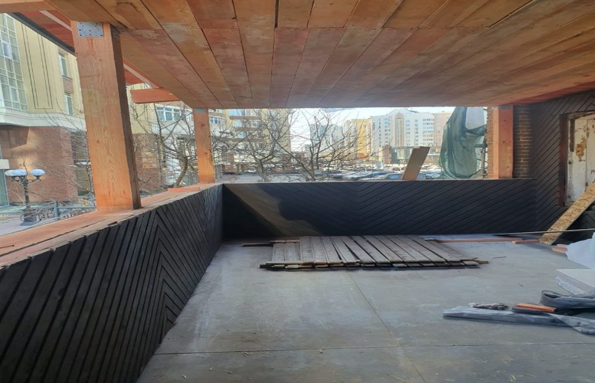 Реставрационные работы на веранде здания Реставрационные работы на веранде здания