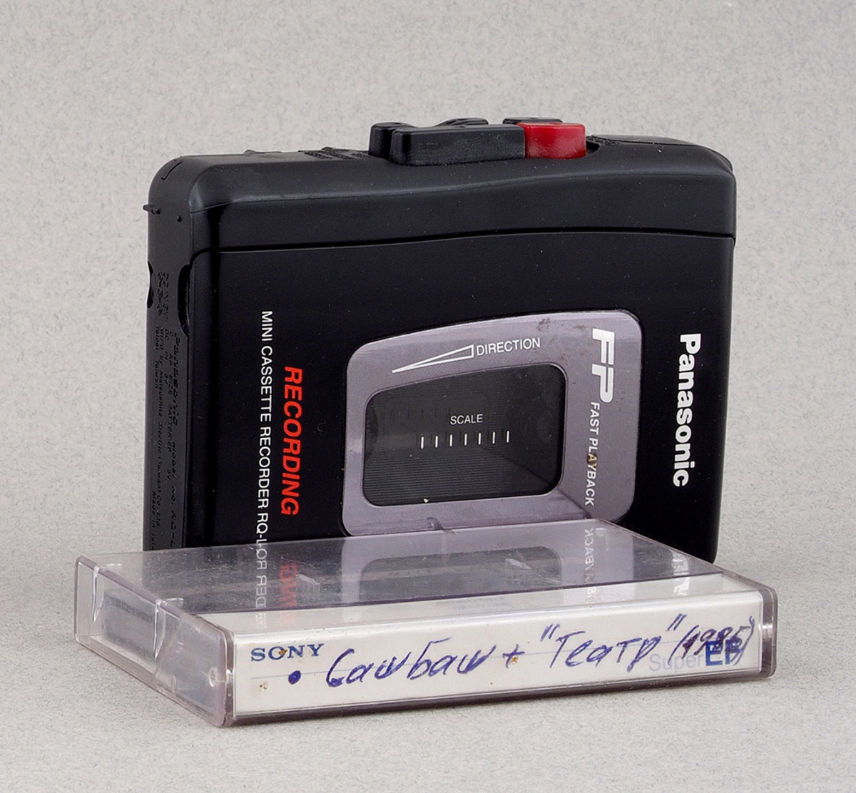 Кассета с записью эмоционального интервью Александра Башлачева для участников московского проекта «Театр» с фрагментом квартирного концерта. Л., 1985. К лоту прилагается кассетный диктофон Panasonic RQ-L309. — 30 000 рублей Кассета с записью эмоционального интервью Александра Башлачева для участников московского проекта «Театр» с фрагментом квартирного концерта. Л., 1985. К лоту прилагается кассетный диктофон Panasonic RQ-L309. — 30 000 рублей