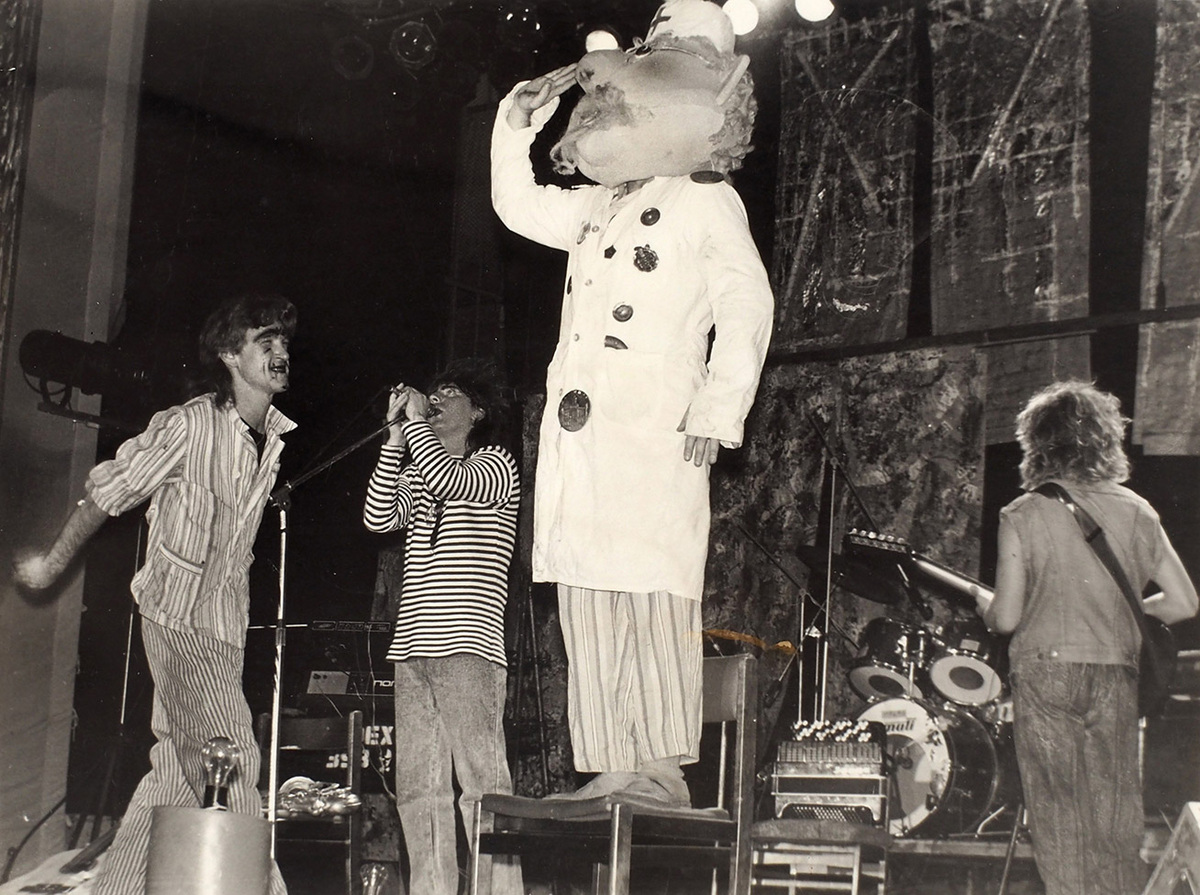 Фотография группы из Верхотурья «Водопад имени Вахтанга Кикабидзе» на выступлении в Свердловском рок-клубе. — 7 000 рублей Фотография группы из Верхотурья «Водопад имени Вахтанга Кикабидзе» на выступлении в Свердловском рок-клубе. — 7 000 рублей