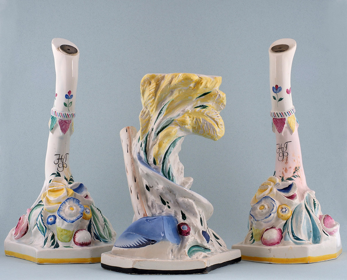 Сет из трех настольных украшений в виде снопов с эмблемами «Серп и молот». Роспись С. Чехонина. — 1 400 000 Сет из трех настольных украшений в виде снопов с эмблемами «Серп и молот». Роспись С. Чехонина. — 1 400 000