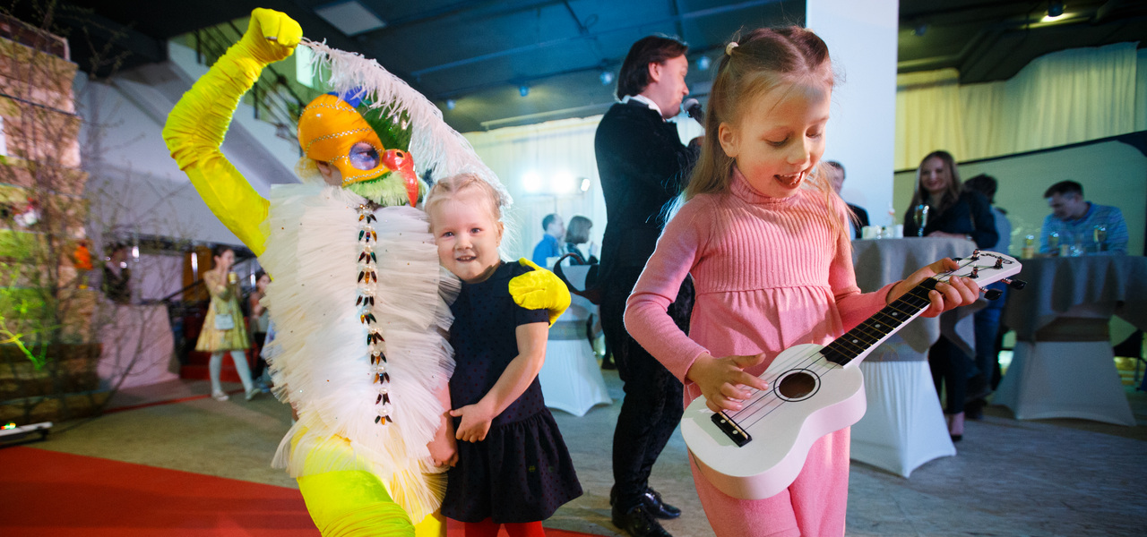 Раскапываем динозавра, заглядываем в&nbsp;зрачок и&nbsp;делаем пиццу: куда отправиться с&nbsp;ребенком на&nbsp;майские праздники и&nbsp;в&nbsp;выходные