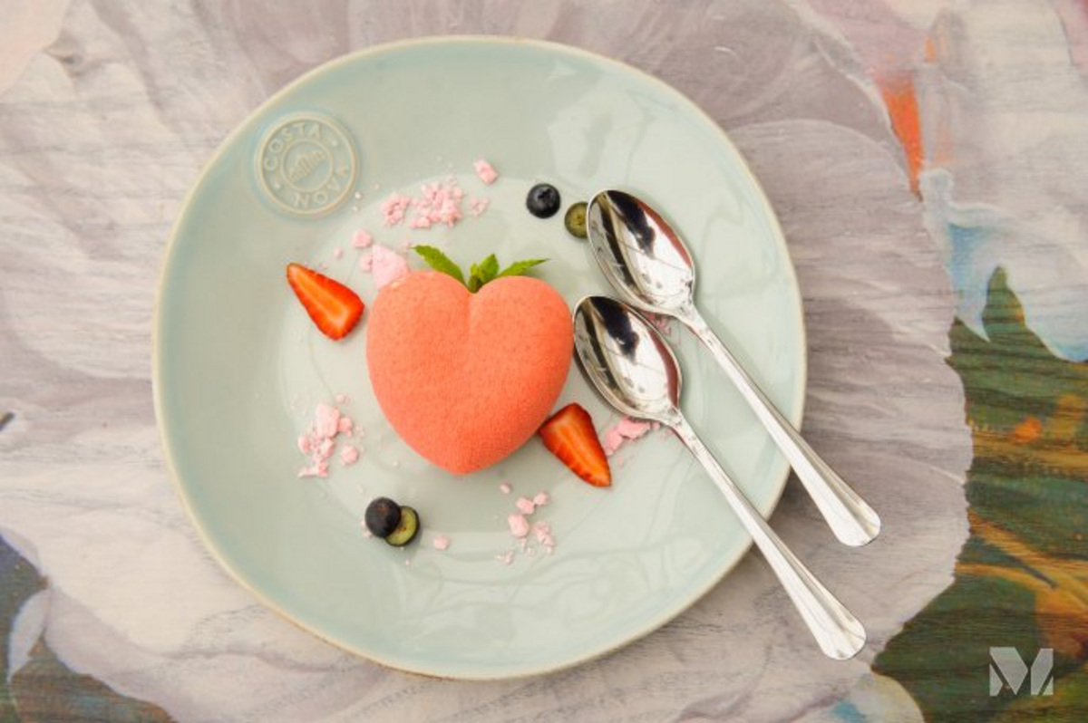 Кондитеры Екатреинбурга стараются сделать сладости не только вкусными, но и красивыми Кондитеры Екатреинбурга стараются сделать сладости не только вкусными, но и красивыми