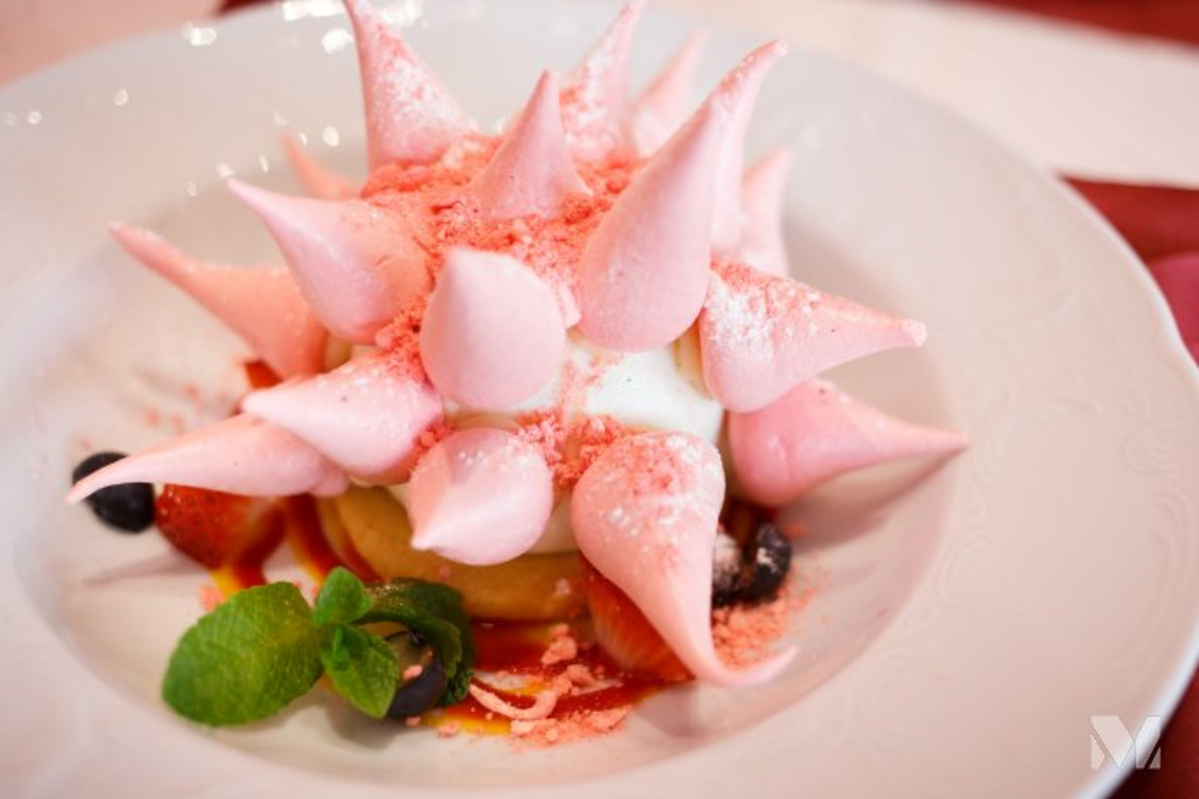 Кондитеры придумывают необычные десерты как с точки зрения подачи, так и с точки зрения технологий Кондитеры придумывают необычные десерты как с точки зрения подачи, так и с точки зрения технологий