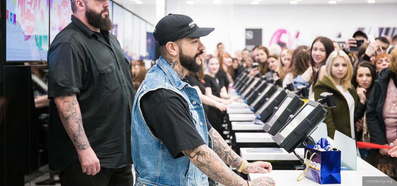 Тимати встал за прилавок магазина в Екатеринбурге Тимати встал за прилавок магазина в Екатеринбурге