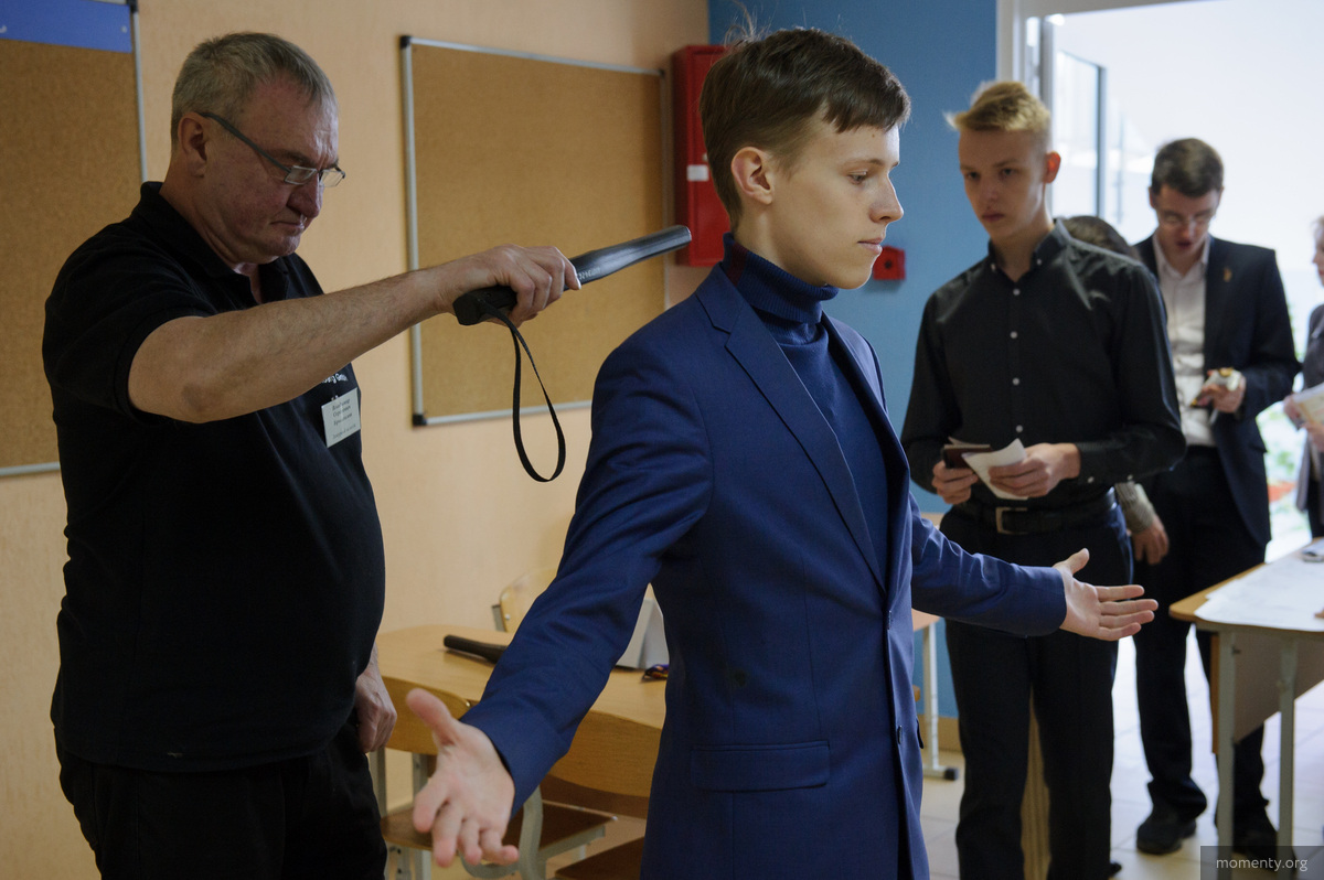 Самые отчаянные не боятся даже тщательного досмотра на входе. Самые отчаянные не боятся даже тщательного досмотра на входе.