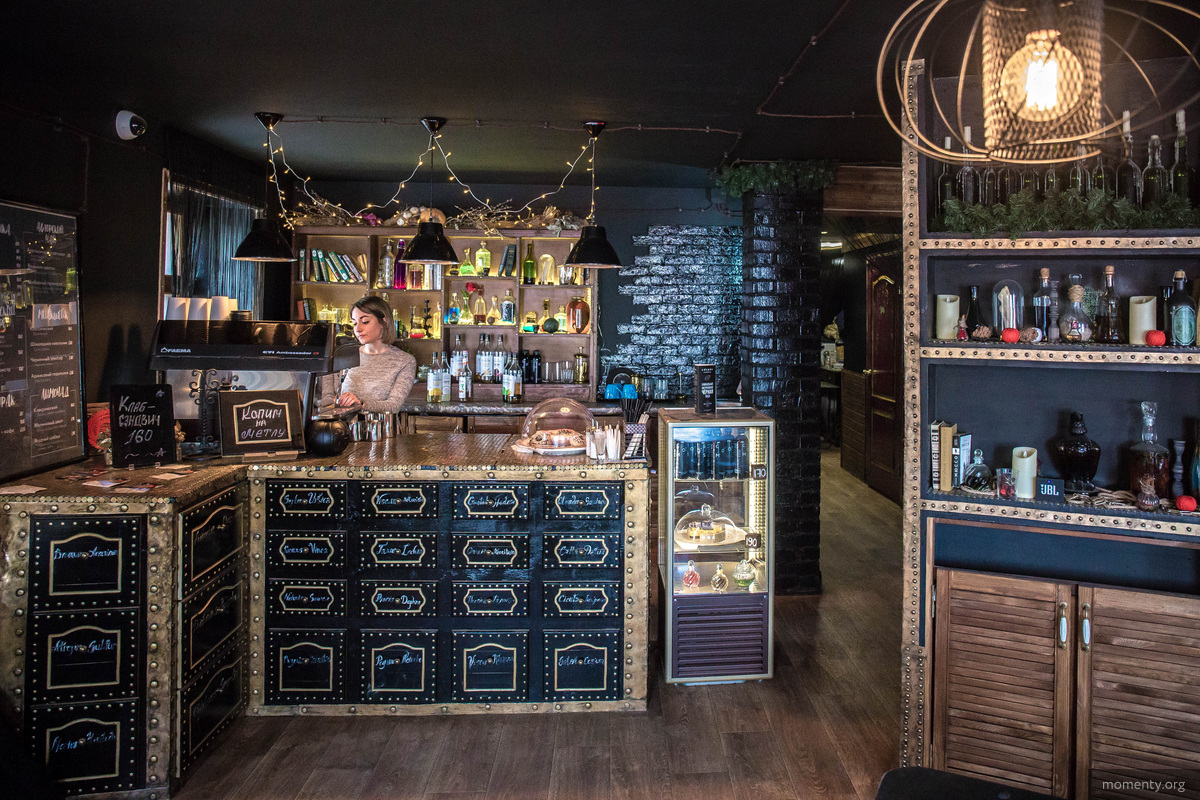 Работают здесь только девушки. Работают здесь только девушки.