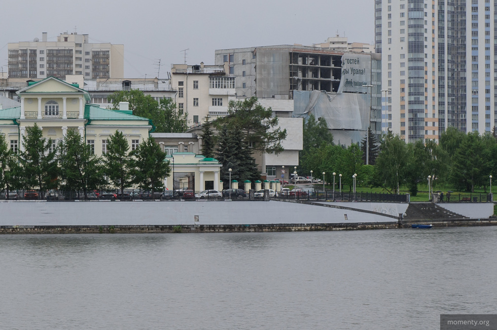 Чиновники Екатеринбурга в спешке закрашивают историческую набережную перед ЧМ-2018. Горожане против: «Нужно руки обрывать» Чиновники Екатеринбурга в спешке закрашивают историческую набережную перед ЧМ-2018. Горожане против: «Нужно руки обрывать»