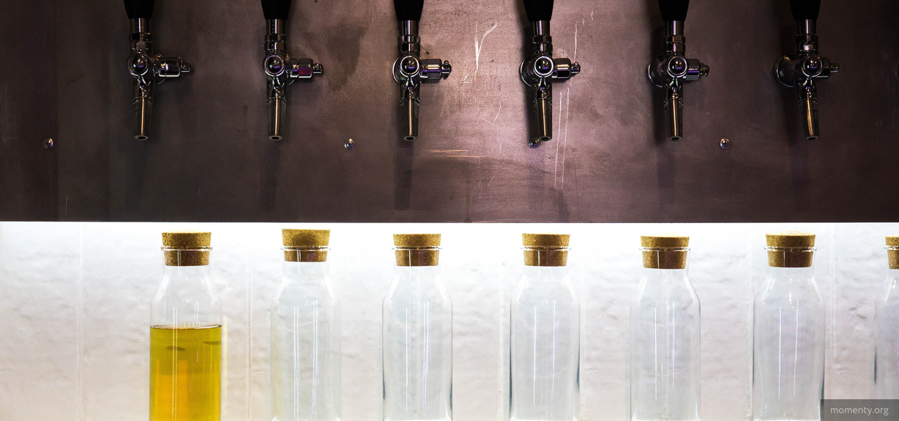 Бар с амбициями оживил улицу дорогих домов. Создатели заманивают тусовку пивом и закусками Бар с амбициями оживил улицу дорогих домов. Создатели заманивают тусовку пивом и закусками