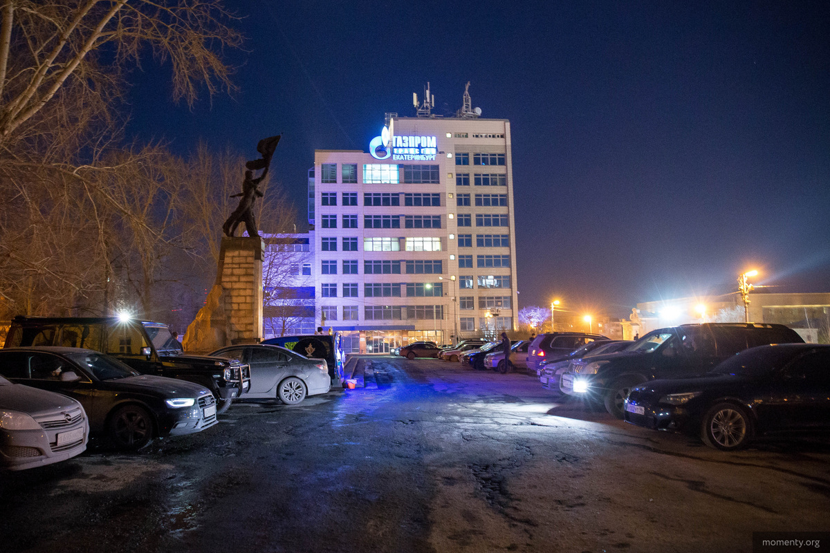 «Газпромовцы» утверждают, что их охранникам приходится разнимать драки на парковке. «Газпромовцы» утверждают, что их охранникам приходится разнимать драки на парковке.