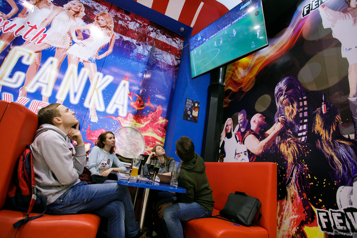 Бар «Американка» еще зимой приготовился транслировать матчи. Бар «Американка» еще зимой приготовился транслировать матчи.