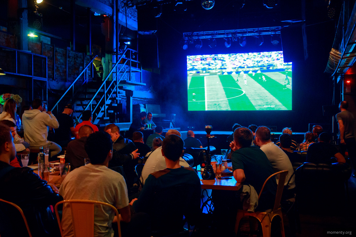 Массовые просмотры матчей в «Доме печати». Массовые просмотры матчей в «Доме печати».