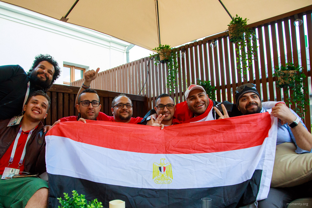 Египтяне предпочли смотреть матч в отеле, где живет их герой — футболист Салах. Египтяне предпочли смотреть матч в отеле, где живет их герой — футболист Салах.