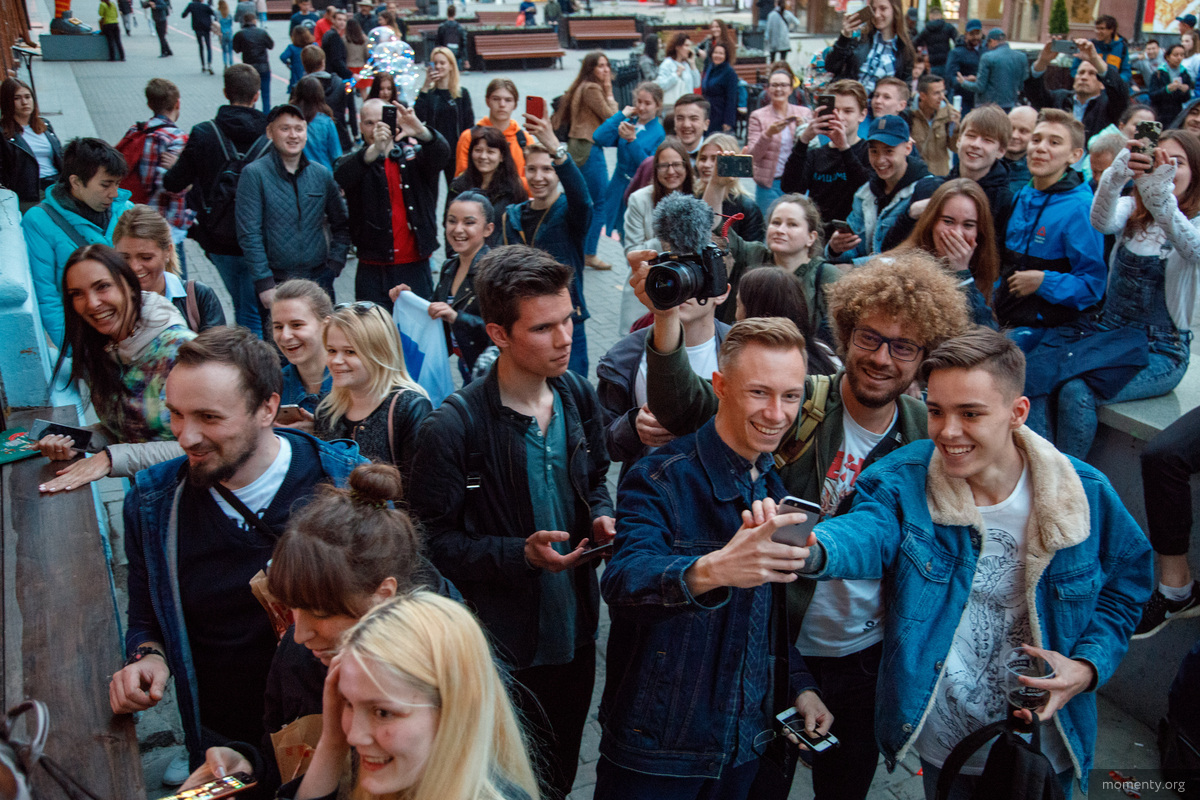 Илья Варламов, известный блогер, приехал болеть за сборную России в Екатеринбург. Очередь за селфи с Варламовым выстроилась на Вайнера. Илья Варламов, известный блогер, приехал болеть за сборную России в Екатеринбург. Очередь за селфи с Варламовым выстроилась на Вайнера.