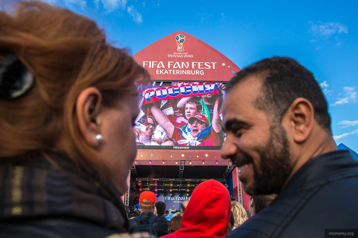 В фан-зоне болельщики не прочь пострелять глазками в толпе В фан-зоне болельщики не прочь пострелять глазками в толпе