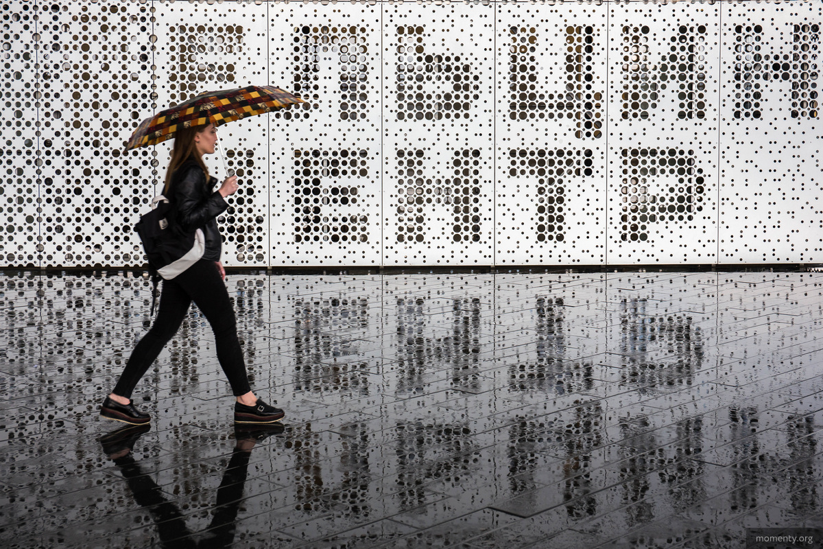 Отсутствие толп на Плотинке списывают на дождливую погоду Отсутствие толп на Плотинке списывают на дождливую погоду