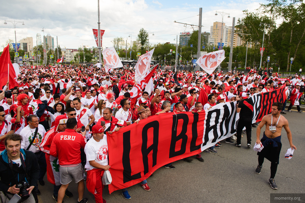 Устроили массовое шествие. 30 тысяч болельщиков из&nbsp;Перу приехали в&nbsp;Екатеринбург