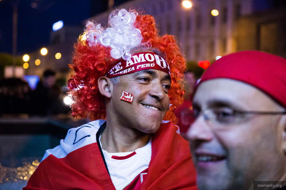 Главная улица&nbsp;&mdash; побеждена. Перуанские фанаты утешались поцелуями с&nbsp;русскими девушками после поражения сборной