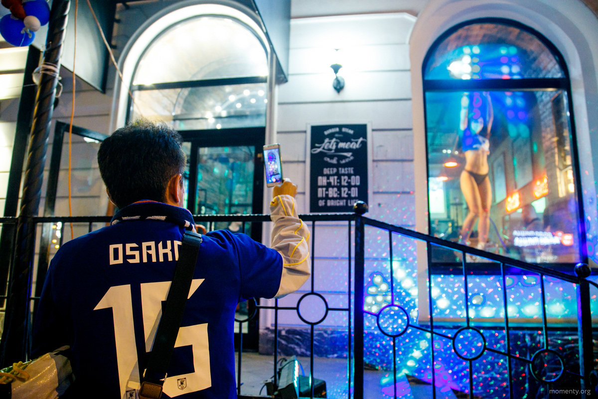 Фишка с танцами в окне сработала. Теперь жарко не только в «Американке» Фишка с танцами в окне сработала. Теперь жарко не только в «Американке»