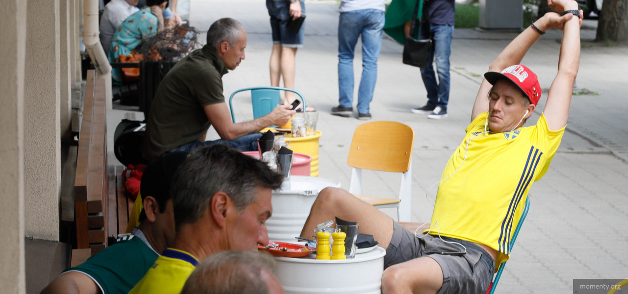 «В окне полуголая девушка, и от фанатов нет отбоя». Как улица болельщиков билась за выручку «В окне полуголая девушка, и от фанатов нет отбоя». Как улица болельщиков билась за выручку