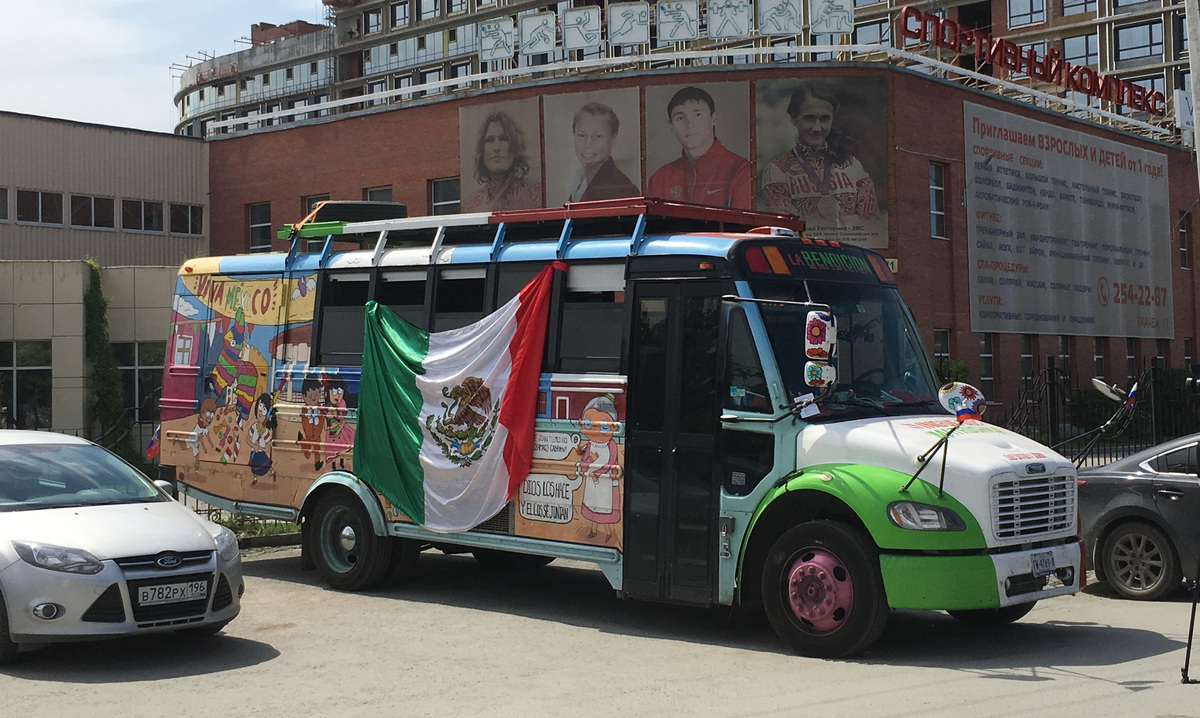 Маленький автобус ребят преодолел почти 9000 километров. Маленький автобус ребят преодолел почти 9000 километров.