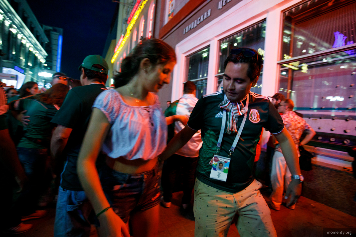 В&nbsp;последнюю ночь чемпионата мира в&nbsp;Екатеринбурге девушки танцевали с&nbsp;иностранцами на&nbsp;улице.