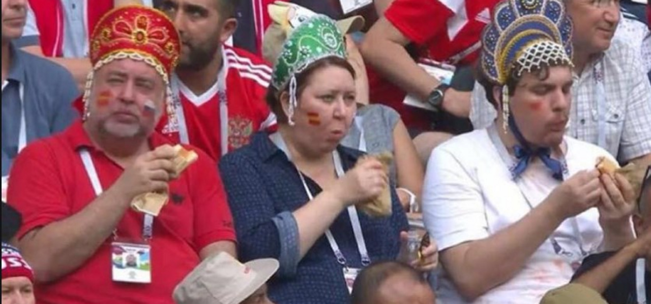 Главные мемы матча Россия-Испания. Уральцы высмеивают фанатов в кокошниках и молятся на Акинфеева Главные мемы матча Россия-Испания. Уральцы высмеивают фанатов в кокошниках и молятся на Акинфеева