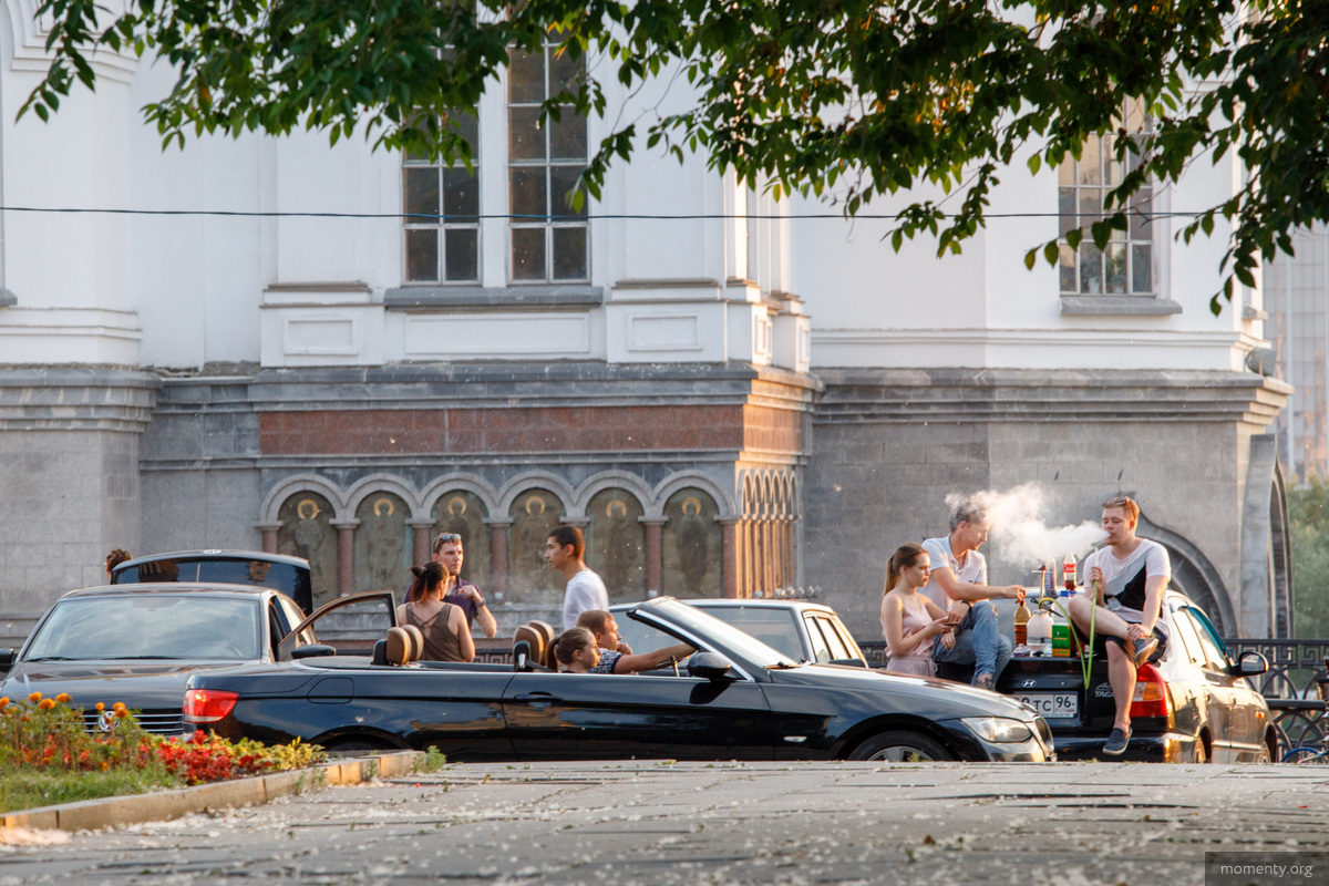 На Вознесенской горке аншлаг. Обеспеченная молодежь и чиновники — все тут. На Вознесенской горке аншлаг. Обеспеченная молодежь и чиновники — все тут.