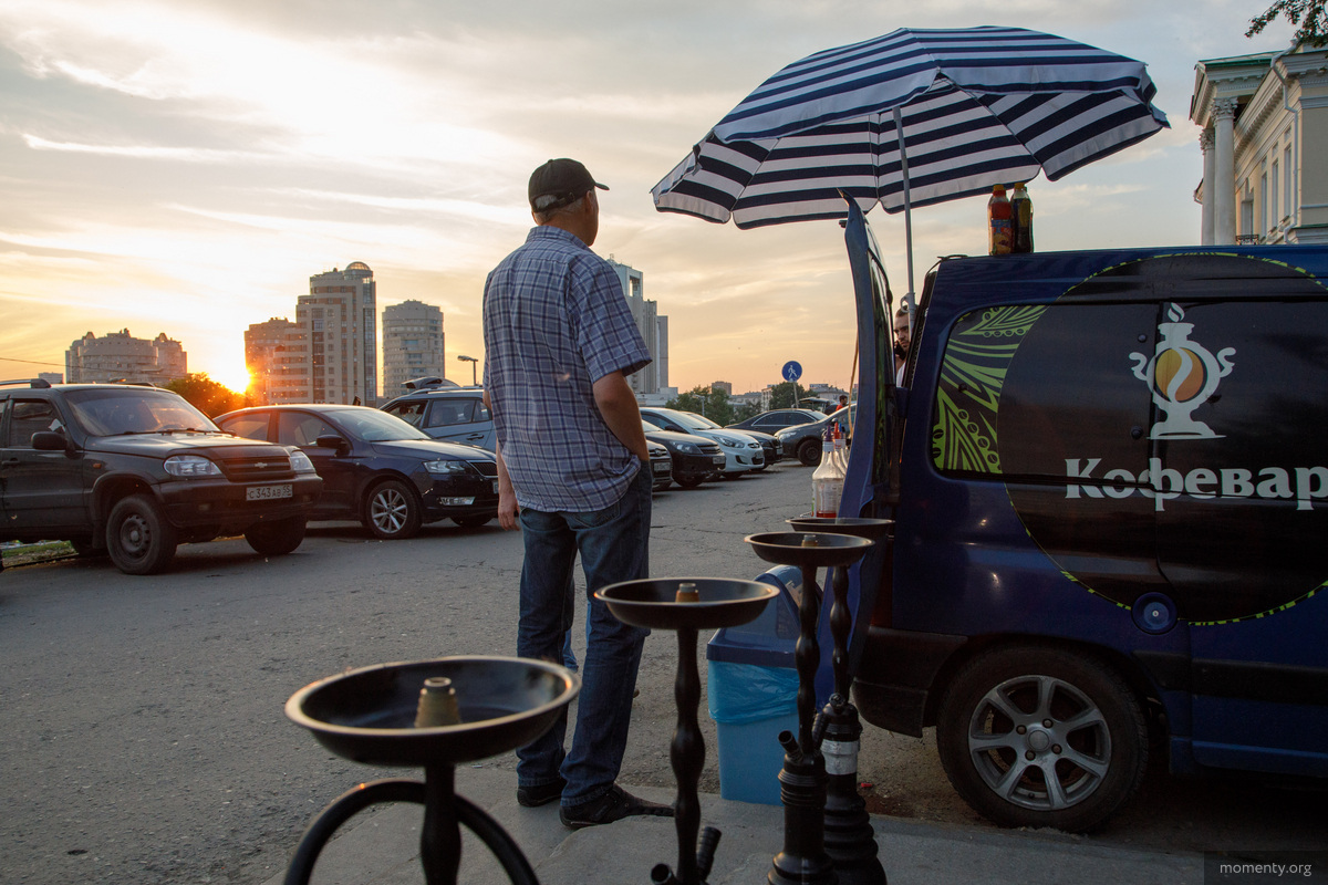 Кальян на Вознесенке можно арендовать. Но многие приходят со своими Кальян на Вознесенке можно арендовать. Но многие приходят со своими