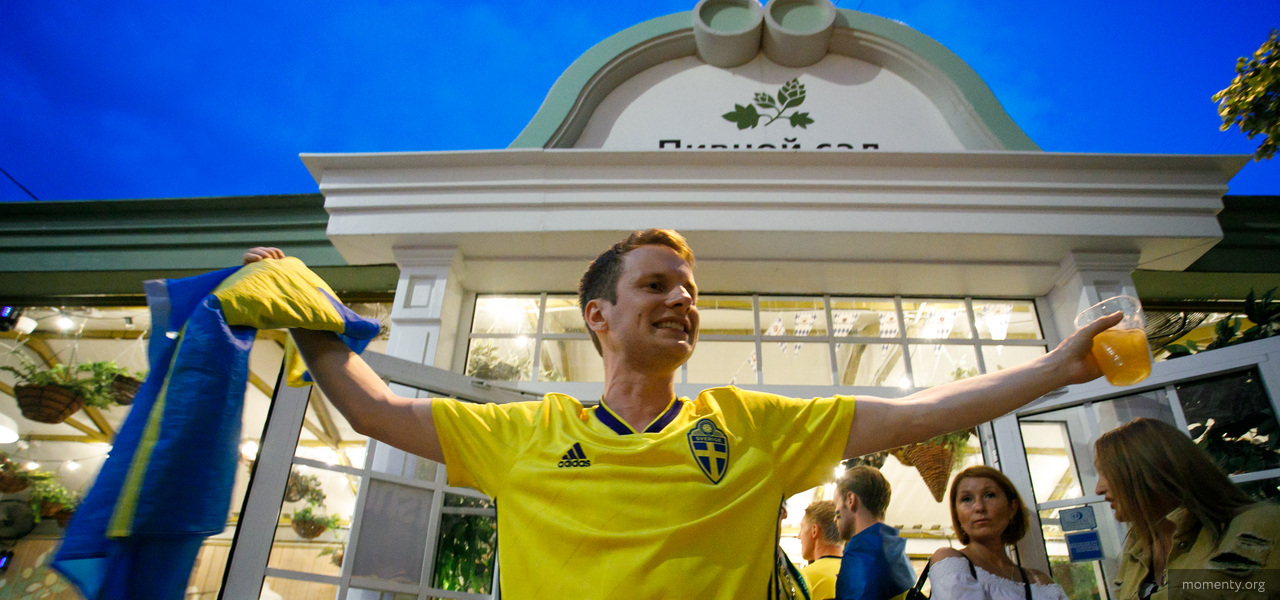 Состоятельных шведов после матча не пустили в ресторан. Персонал не устроили футболки Состоятельных шведов после матча не пустили в ресторан. Персонал не устроили футболки