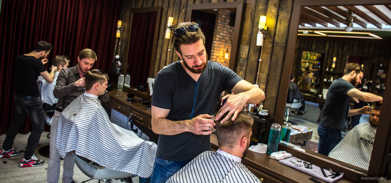 Уральцы идут за «усами надежды». В барбершопах очереди