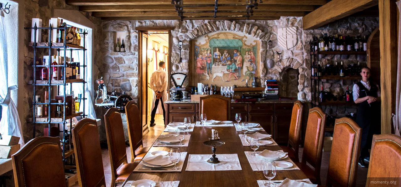 Известный миллионер открыл итальянский замок для вечеринок аристократов посреди ТЦ Известный миллионер открыл итальянский замок для вечеринок аристократов посреди ТЦ