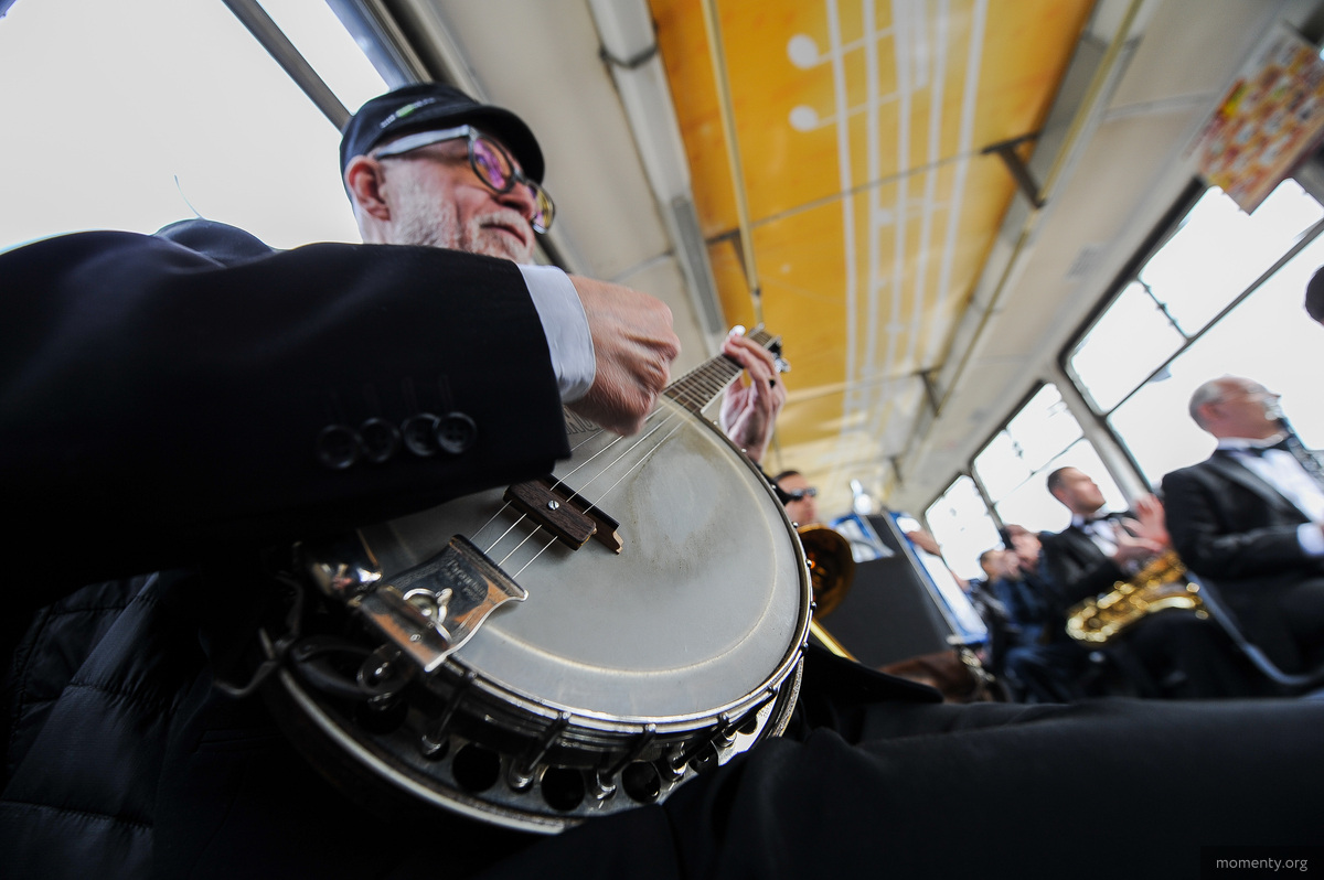 Многие фирмы оказываются страстными поклонниками джаза Многие фирмы оказываются страстными поклонниками джаза