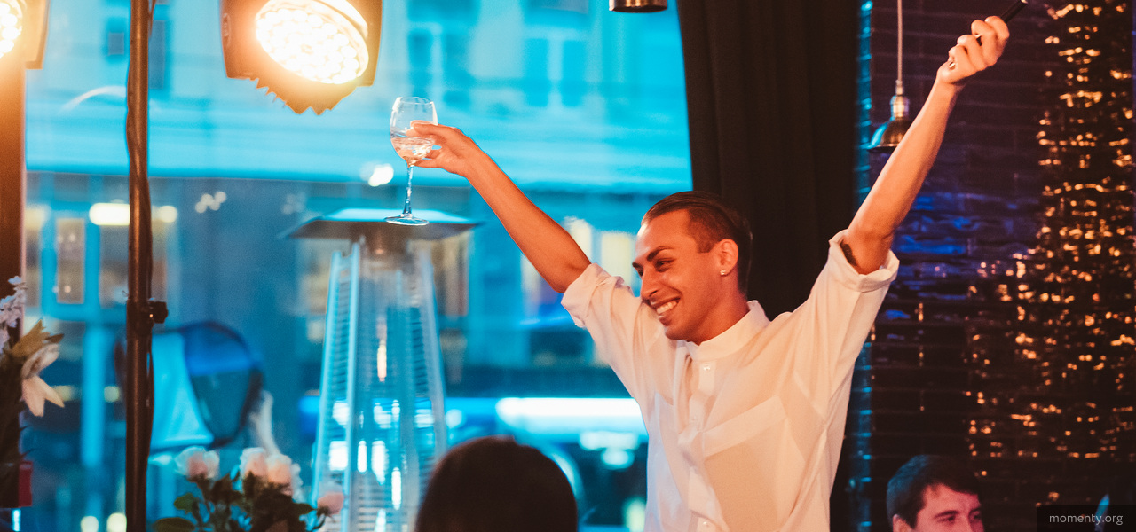 Травести-звезда запросила у тусовки белые конверты на свой день рождения Травести-звезда запросила у тусовки белые конверты на свой день рождения