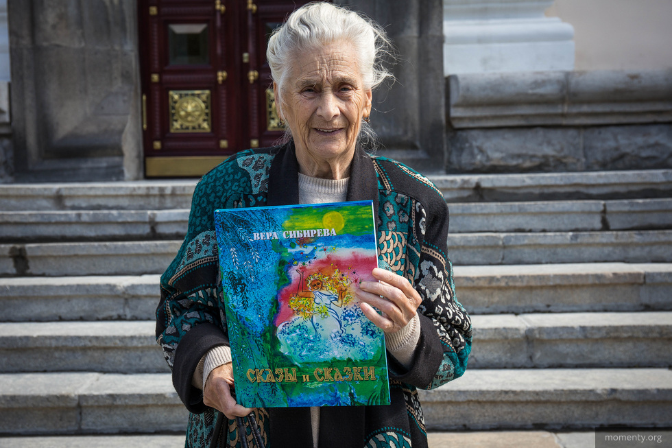 Бабушка-сказочница, ставшая известной на весь мир, выпустила первую книгу Бабушка-сказочница, ставшая известной на весь мир, выпустила первую книгу