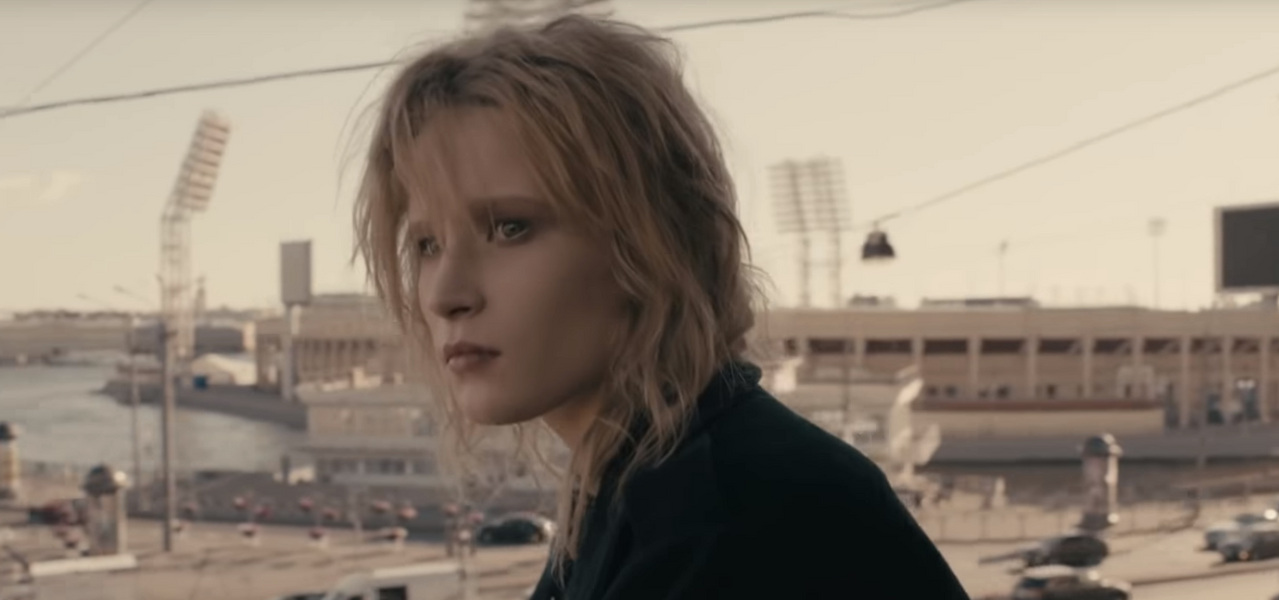 Монеточка застрелила звезд 90-х в новом клипе. Все в духе «Брата» Монеточка застрелила звезд 90-х в новом клипе. Все в духе «Брата»