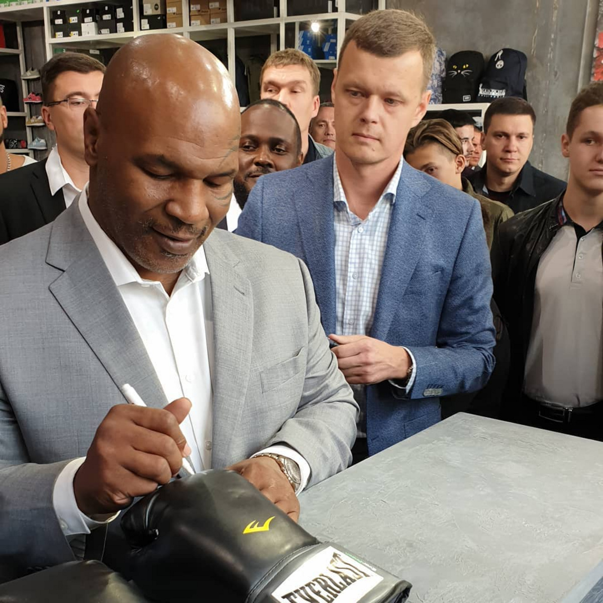Майк Тайсон подписывает перчатку магазину The Mad Shop Майк Тайсон подписывает перчатку магазину The Mad Shop