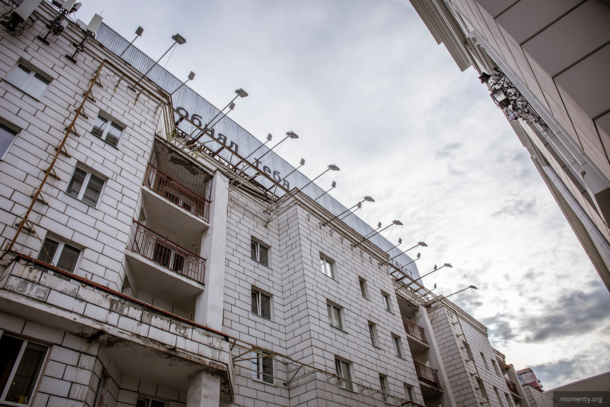 В 2015 году отпечатанная на стали фотография работы Тимы Ради на крыше многоэтажки в Екатеринбурге с надписью: «Я бы обнял тебя, но я просто текст», — была продана на Vladey за 16 тыс. евро. В 2015 году отпечатанная на стали фотография работы Тимы Ради на крыше многоэтажки в Екатеринбурге с надписью: «Я бы обнял тебя, но я просто текст», — была продана на Vladey за 16 тыс. евро.