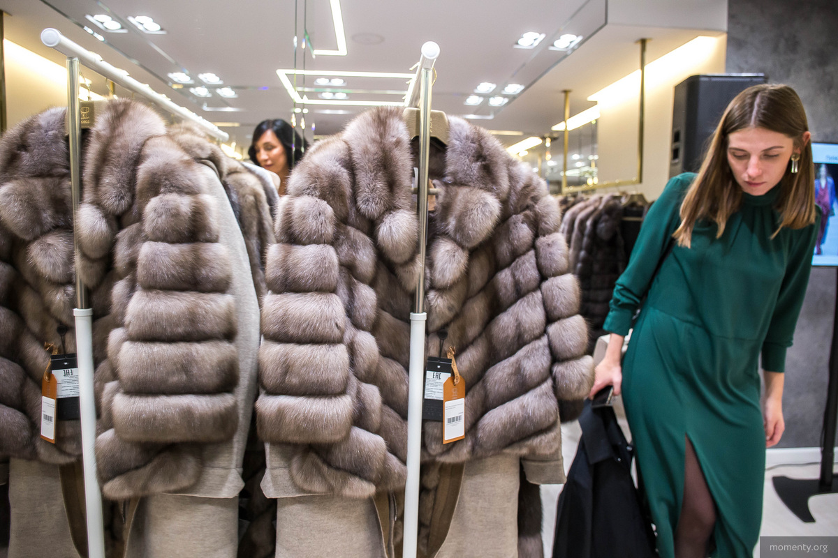 В Екатеринбурге открыли точку роскоши. Бутик меха появился в Тихвине. На ценники лучше не смотреть. Что дамы и делают. В Екатеринбурге открыли точку роскоши. Бутик меха появился в Тихвине. На ценники лучше не смотреть. Что дамы и делают.