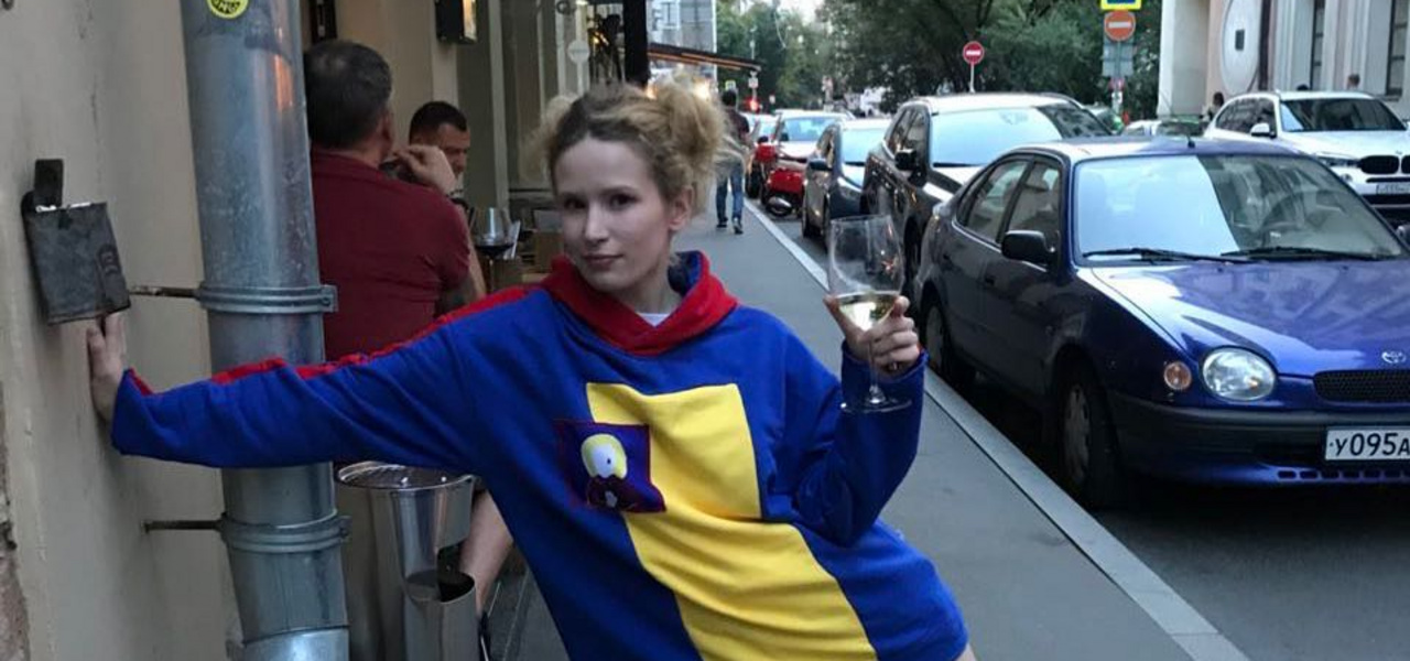 Монеточка зарабатывает на любви москвичей к хайпу. Екатеринбург не поддается Монеточка зарабатывает на любви москвичей к хайпу. Екатеринбург не поддается