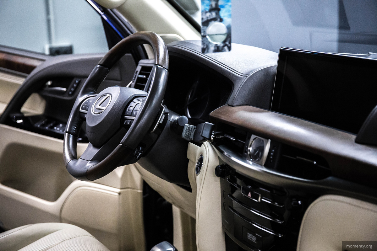 «Лексус» уже подорожал на 140 000 рублей «Лексус» уже подорожал на 140 000 рублей