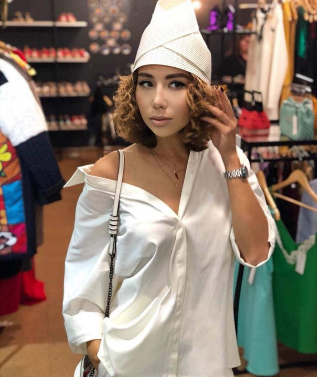 Динара Кексина так прониклась местным колоритом, что даже приобрела себе дизайнерскую чалму. Динара Кексина так прониклась местным колоритом, что даже приобрела себе дизайнерскую чалму.