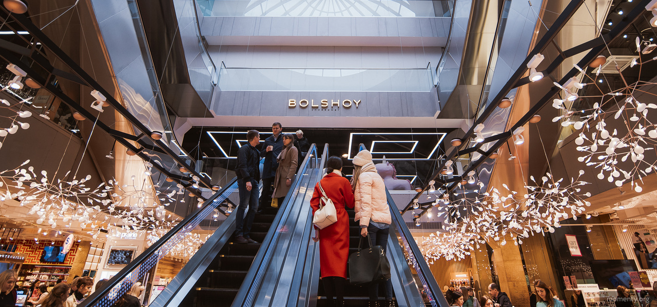 Магазины с 8 утра. Универмаг большой Екатеринбург Малышева 71. Золотое яблоко Малышева 71. Торговый центр Пассаж Екатеринбург Золотая яблоко. Золотое яблоко Гринвич Екатеринбург.