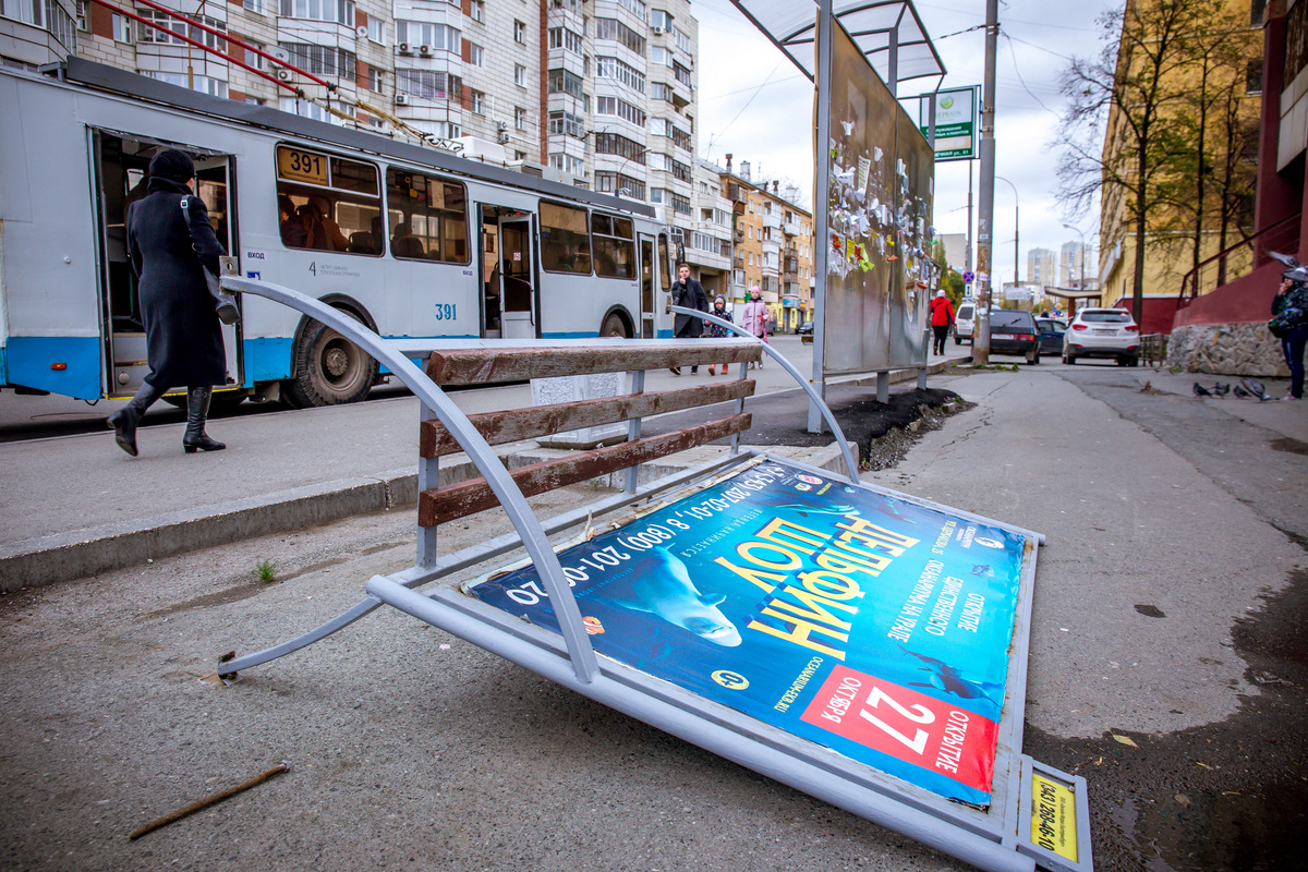 Утром можно было увидеть поваленные скамейки и&nbsp;незаконно установленные рекламные щиты.
