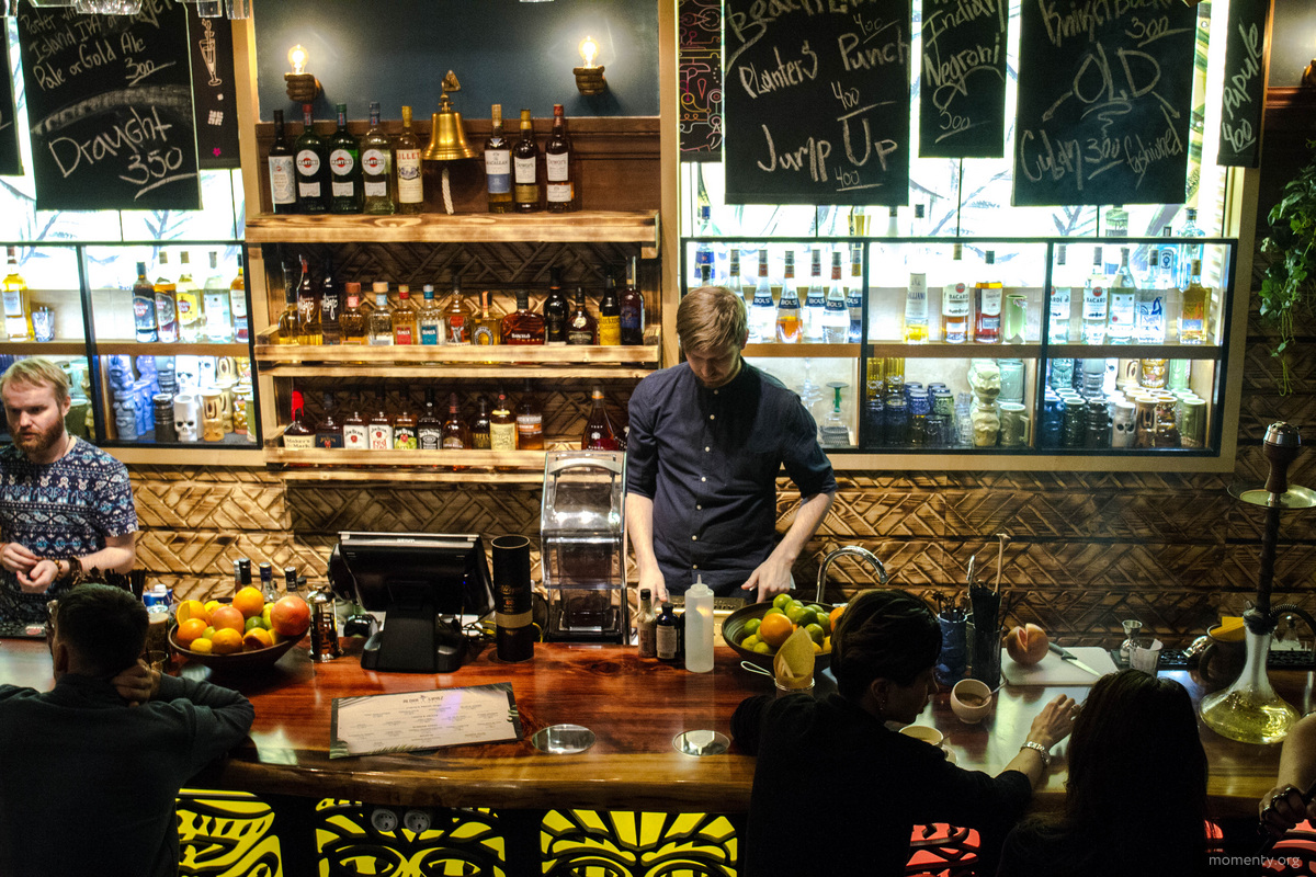 Золотая молодежь никого не&nbsp;подпускает к&nbsp;кальянам